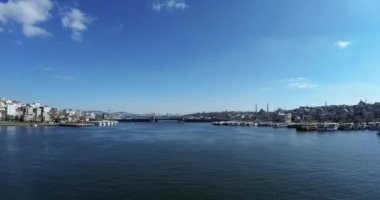 İstanbul 'daki Golden Horn Metro Köprüsü' nden panoramik manzara - Geniş, Pan, DCI 4K