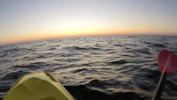 Utsikt från kajak på havet och soluppgång vid horisonten - POV, Ultra bred, 4K — Stockvideo