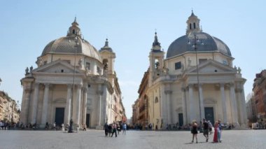 Yazın Roma 'daki Piazza del Popolo' daki insanlar - 4K, geniş çekim, el bilgisayarı, yazı işleri.