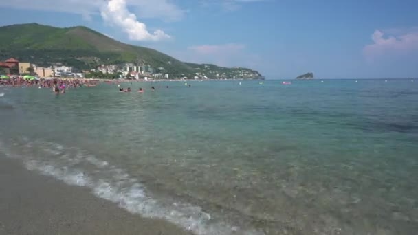 波はイタリアのリグーリア州のビーチの海岸を襲いました- 4K 、ハンドヘルド、編集、オーディオ — ストック動画