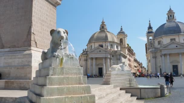 Lion fountain near the obelisk in the Piazza del Popolo in Rome - 4K, Handheld, Editorial — ストック動画