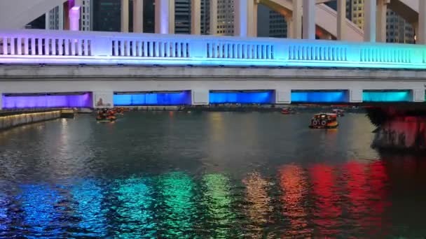 Verlichte Elgin Bridge in Singapore en bus beweegt op de brug — Stockvideo