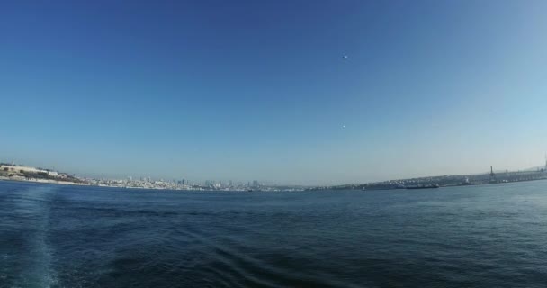 Pemandangan dari Bosporus di sisi Eropa dan Asia Istanbul di cakrawala Ultrawide, DCI 4K — Stok Video