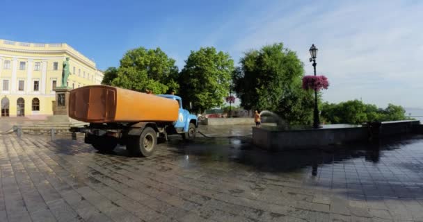 Gamla stan rengöring lastbil och man som kör nära Potemkin Trappor i centrum av Odesa - DCI 4K — Stockvideo