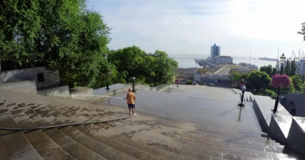 Stadsarbetare tvättar Potemkin Trappor och utsikt över hamnen i Odessa - DCI 4K — Stockvideo