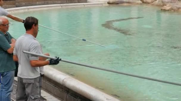 Hombre reza cerca de la Fontana de Trevi durante el procedimiento de limpieza de monedas - Amplio, 4K — Vídeo de stock