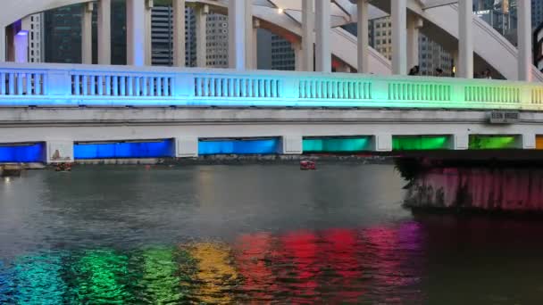 Mensen lopen over de verlichte Elgin Bridge in Singapore — Stockvideo