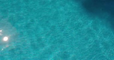 PORTOCOLOM, MALLORCA, İSPA - ECTOBER, 2025: Turkuaz su güneşli bir günde parlar, havuz ince dalgalarla güneş ışığını yansıtır.