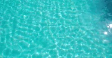 PORTOCOLOM, MALLORCA, İSPA - ECTOBER, 2025: Yüzme havuzunda güneş ışığı dansı yapar, yaz tatili havasını rahatlatır, arka plan için idealdir.