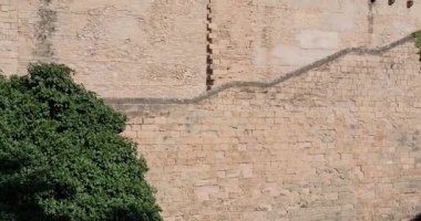 İspanya, Palma de Mallorca 'daki Almudaina Kraliyet Sarayı cephe duvarı. Eğik atış.