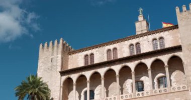 Güneşli bir günde, Palma de Mallorca İspanya 'da Almudaina Kraliyet Sarayı ve komşu Palma Katedrali' nin güzel mimarisi.