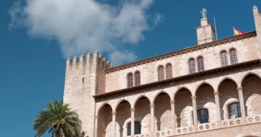 İspanya 'nın Palma de Mallorca şehrinde Almudaina Sarayı ve La Seu Katedrali' nin tarihi mimarisi açık mavi gökyüzünün altında sergilenmektedir..