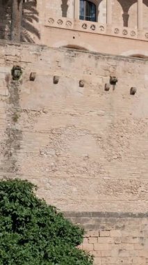 İspanya, Palma de Mallorca 'daki Almudaina Kraliyet Sarayı cephe duvarı. Eğik atış.