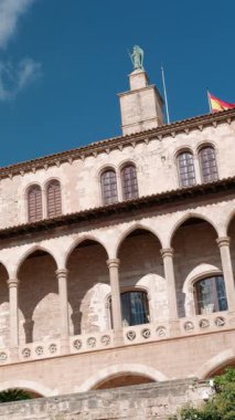 İspanya 'nın Palma de Mallorca şehrinde Almudaina Sarayı ve La Seu Katedrali' nin tarihi mimarisi açık mavi gökyüzünün altında sergilenmektedir..