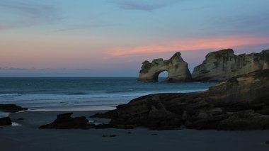 Wharariki plaj gün batımında