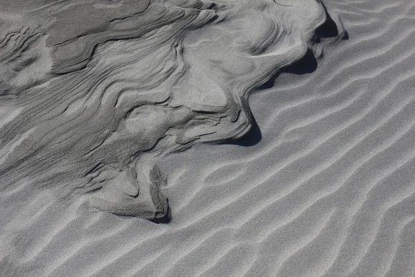 Pequenas dunas de areia moldadas pelo vento — Fotografia de Stock