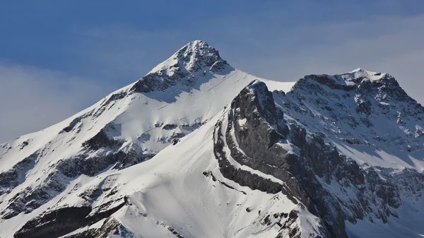 Pico coberto de neve do Monte Oldenhorn — Fotografia de Stock