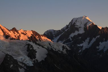 Mt Cook üzerinde gündoğumu