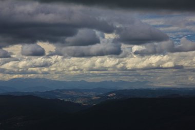 Yeni Zelanda'da kara bulutlar