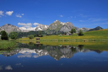 Alpstein aralığı Gölü Schwendisee yansıtması.