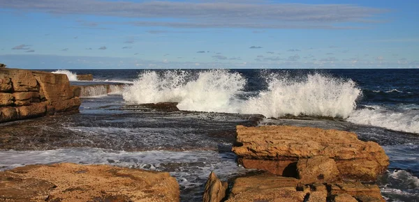 Splashing ondas em Maroubra Beach, Sydney — Fotografia de Stock