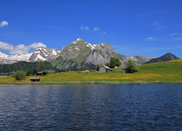 Alpstein bereik en meer Schwendisee in het voorjaar — Stockfoto