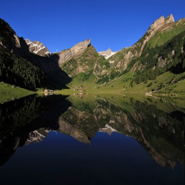 Lake Seealpsee ve Alpstein aralığı