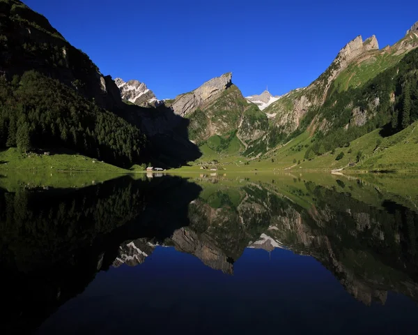 Alpstein Range espelhamento no lago Seealpsee — Fotografia de Stock