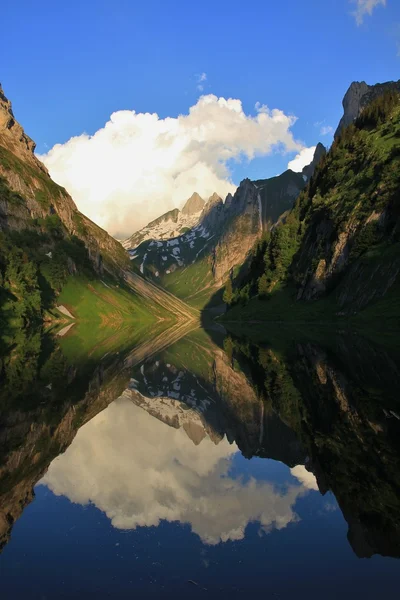 Manhã no lago Fahlensee — Fotografia de Stock