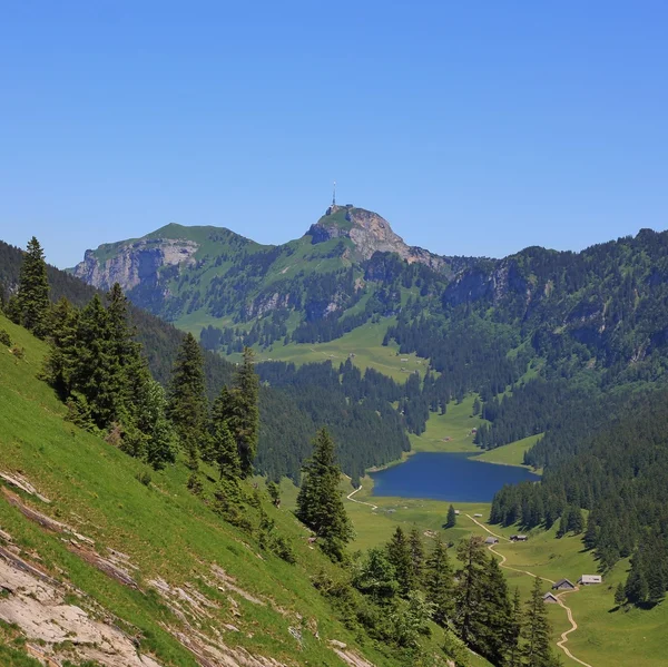 湖 Samtisersee 和 Mt 费尔卡斯腾 — 图库照片