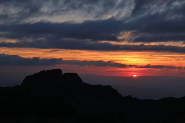 Pôr-do-sol colorido sobre Mt Sigriswiler Rothorn — Fotografia de Stock