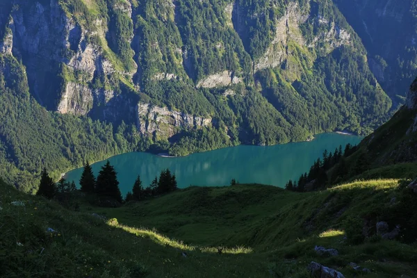 Lago azul-turquesa klontalersee — Fotografia de Stock