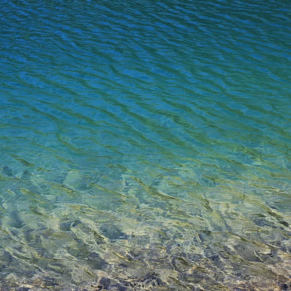 Água azul-turquesa clara do lago Klontal — Fotografia de Stock