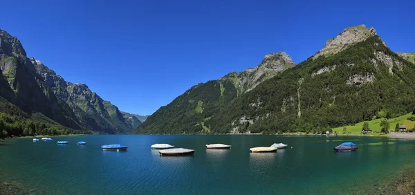 Lago Klontalersee e altas montanhas — Fotografia de Stock