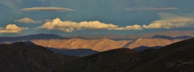 Gün batımında Otago'deki/daki oteller dağlar