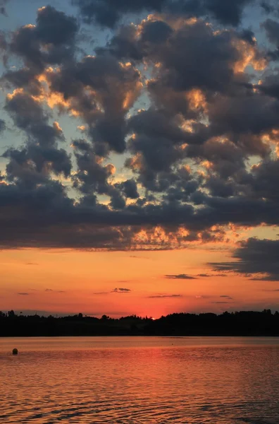 Sommerwolken bei Sonnenuntergang über dem pfaeffikersee — Stockfoto
