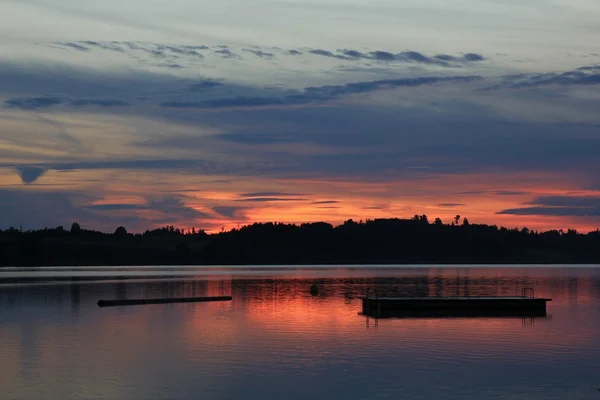 Céu colorido da noite sobre o Lago Pfaeffikersee — Fotografia de Stock