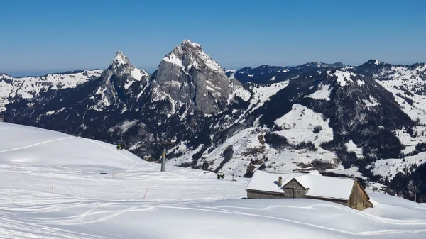 Skigebiet stoos und mt mythen — Stockfoto