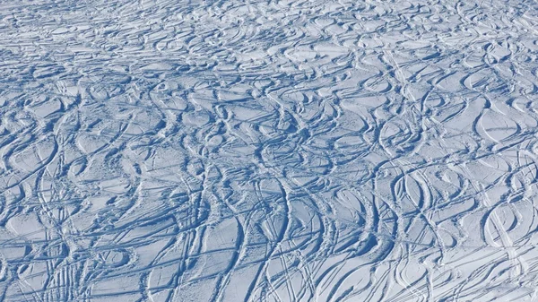 Pó de neve com pistas de esqui e snowboard — Fotografia de Stock