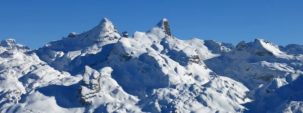 Schneebedeckte Berge in der Zentralschweiz — Stockfoto