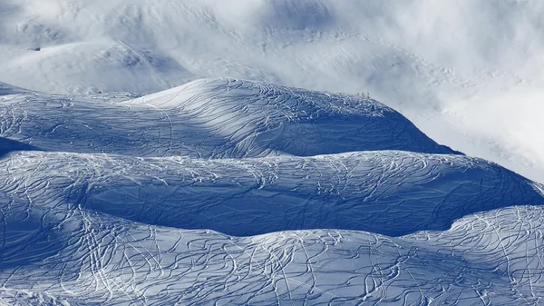 눈에서 스키와 스노보드 트랙 — 스톡 사진
