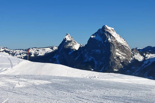 Declive de esqui e Mt Mythen — Fotografia de Stock