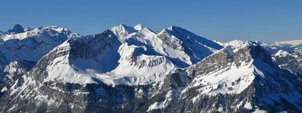 Catena montuosa innevata nella Svizzera centrale — Foto Stock