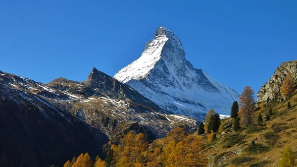Kar Matterhorn sonbaharda şapkalı. — Stok fotoğraf
