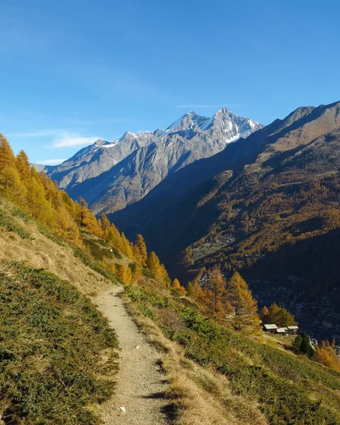 Sentiero escursionistico sopra Zermatt, scena autunnale — Foto Stock