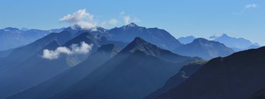 Bernese Oberland'deki / daki dağ zirveleri