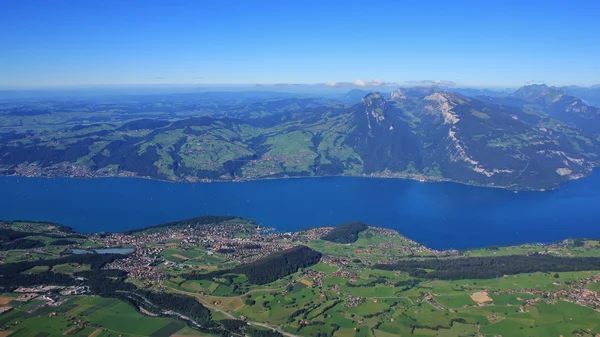Jezioro ur, Spiez i Mt Niederhorn — Zdjęcie stockowe