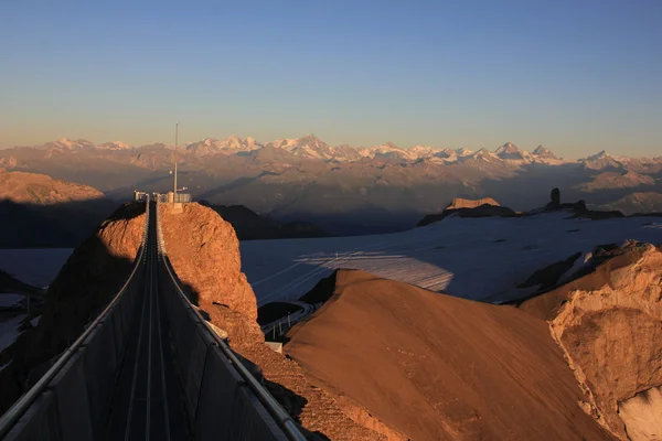 Cena de noite dourada no Glacier de Diablerets — Fotografia de Stock