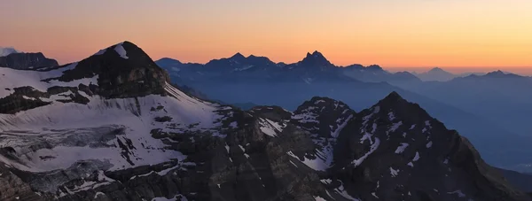 Cena de pôr do sol nos Alpes Suíços — Fotografia de Stock