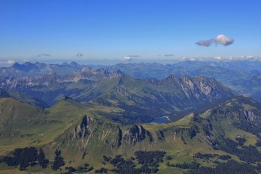  Lake Arnensee ve dağ aralıkları